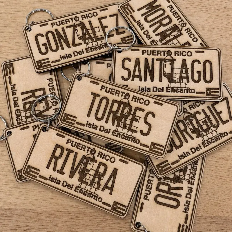 Llavero de Apellidos Puerto Rico Personalizado hecho en madera Estilo Mini Placa. Llaveros Personalizados Puerto Rico Last Name Custom Keychain Mini License Plate Keychains made from wood Key Holders