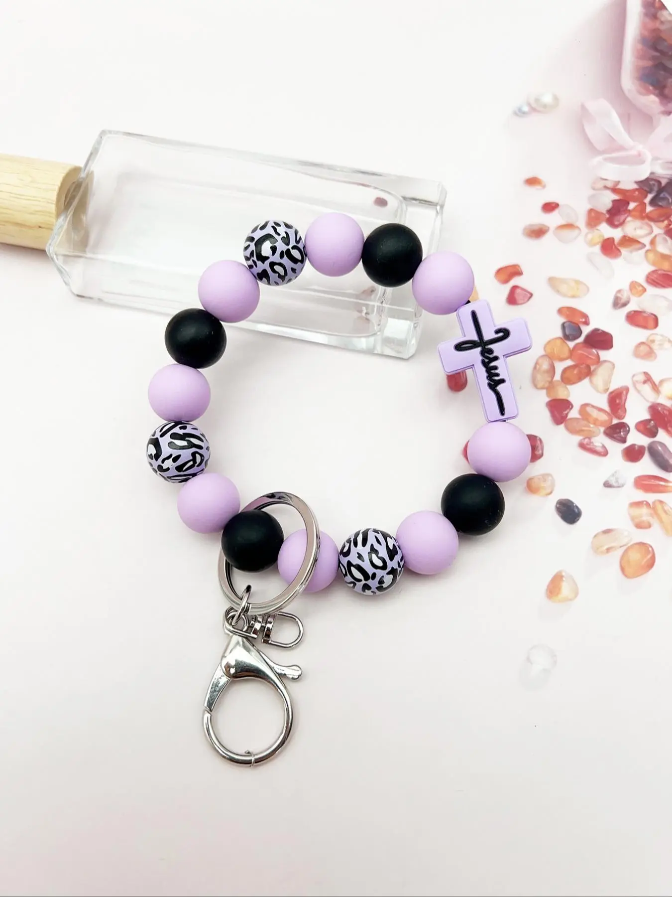 Leopard Wood Beads Keychain, Multi-colored Silicone Beads, Crossover Letters Bag Pendant, Car Key Pendant, Gift for Friends Leopard Wood Beads Keychain, Multi-colored Silicone Beads, Crossover Letters Bag Pendant, Car Key Pendant, Gift for Friends