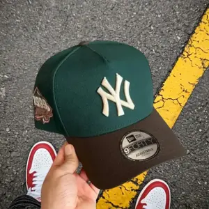 New Era New York Yankees 9FORTY A-Frame Snapback Hat – White Crown Red Brim – Adjustable MLB Baseball Cap – Streetwear Unisex Summer Edition