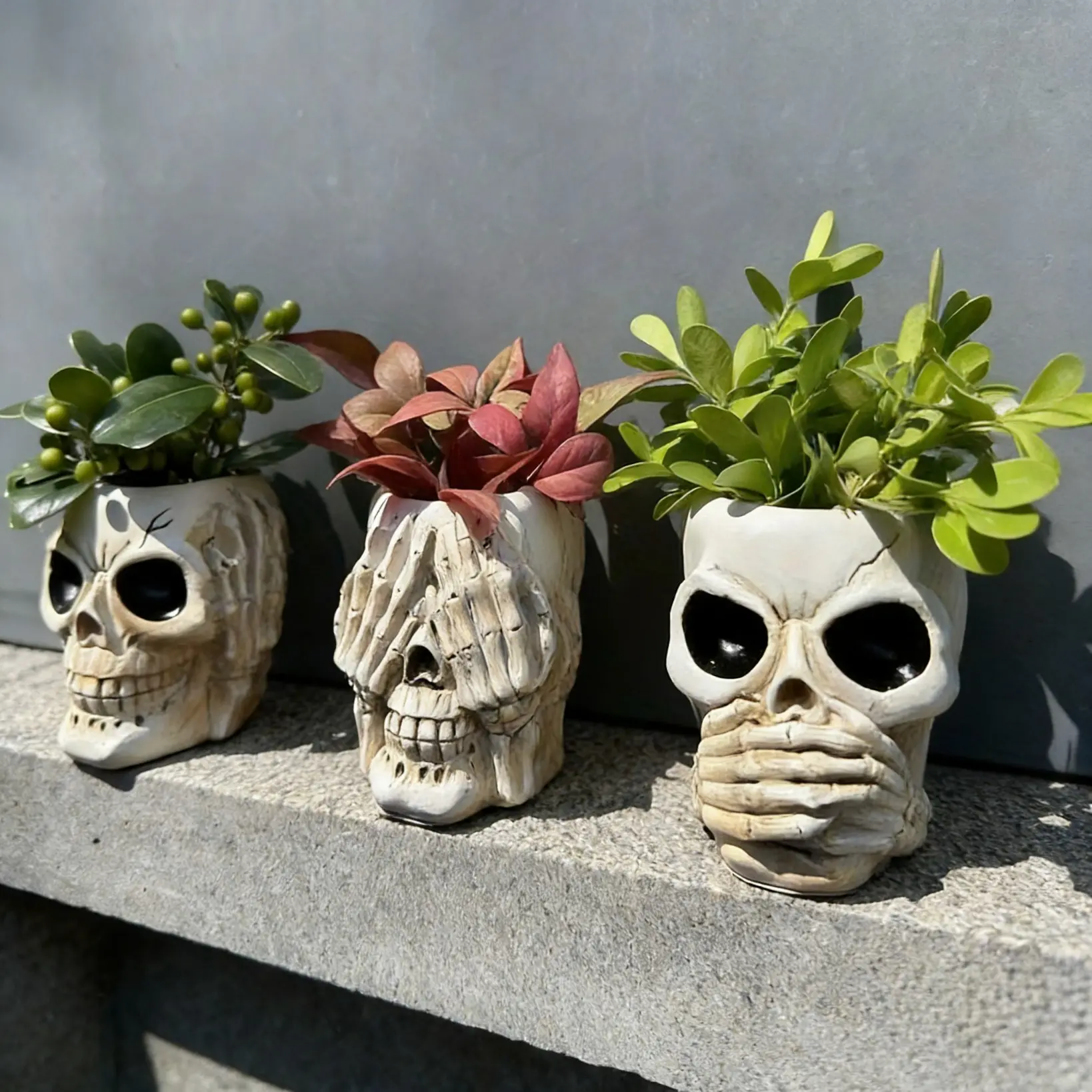 Skeleton flower pot decoration ornament resin handicraft ornament balcony decoration outdoor creative flower pot, artistic skull head decoration resin flower pot ornament gardening courtyard atmosphere Outdoor Planters