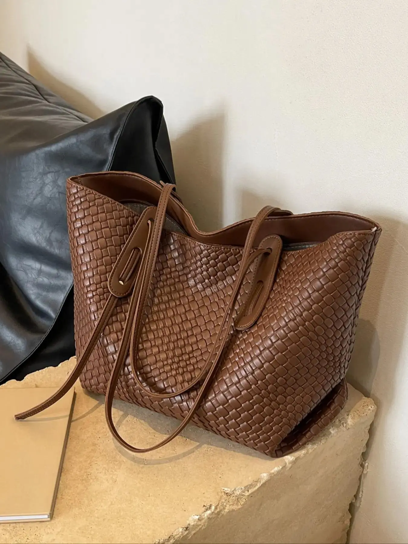 Minimally sophisticated, fashionable and practical texture tote bag, woven texture design, retro style, light luxury, elegant atmosphere, large capacity shoulder bag, can accommodate tablets, files, personal items