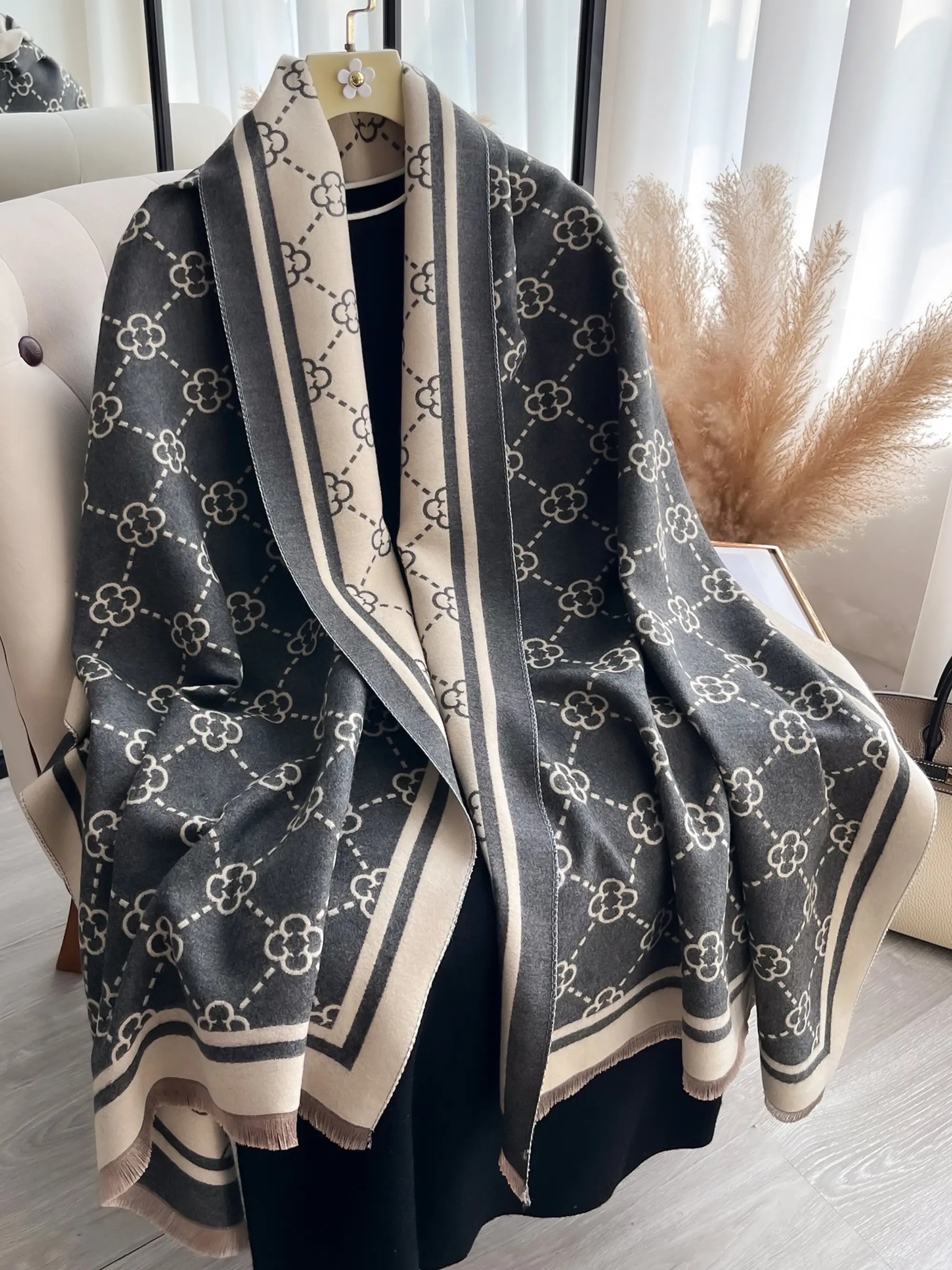 Women's Four-Leaf Clover Print Scarf, Fashion Shawl, Soft Fitted Fashion Accessory, Casual Fall & Winter Wrap, Elegant Gift for Friends
