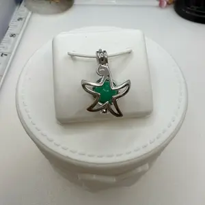 925 sterling silver locket star  high quality has a quartz on it you can change a color of you preference high quality solid (( es un relicario de plata Italiana es una Estrella  puedes cambiarlen el color a tu preferencia es Trae un cuarzo verde