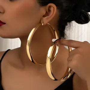 1 Pair Fashionable Minimalist Luxury Exaggerated Metal Hoop Earrings, Sexy Style, Golden Tone Statement for Women