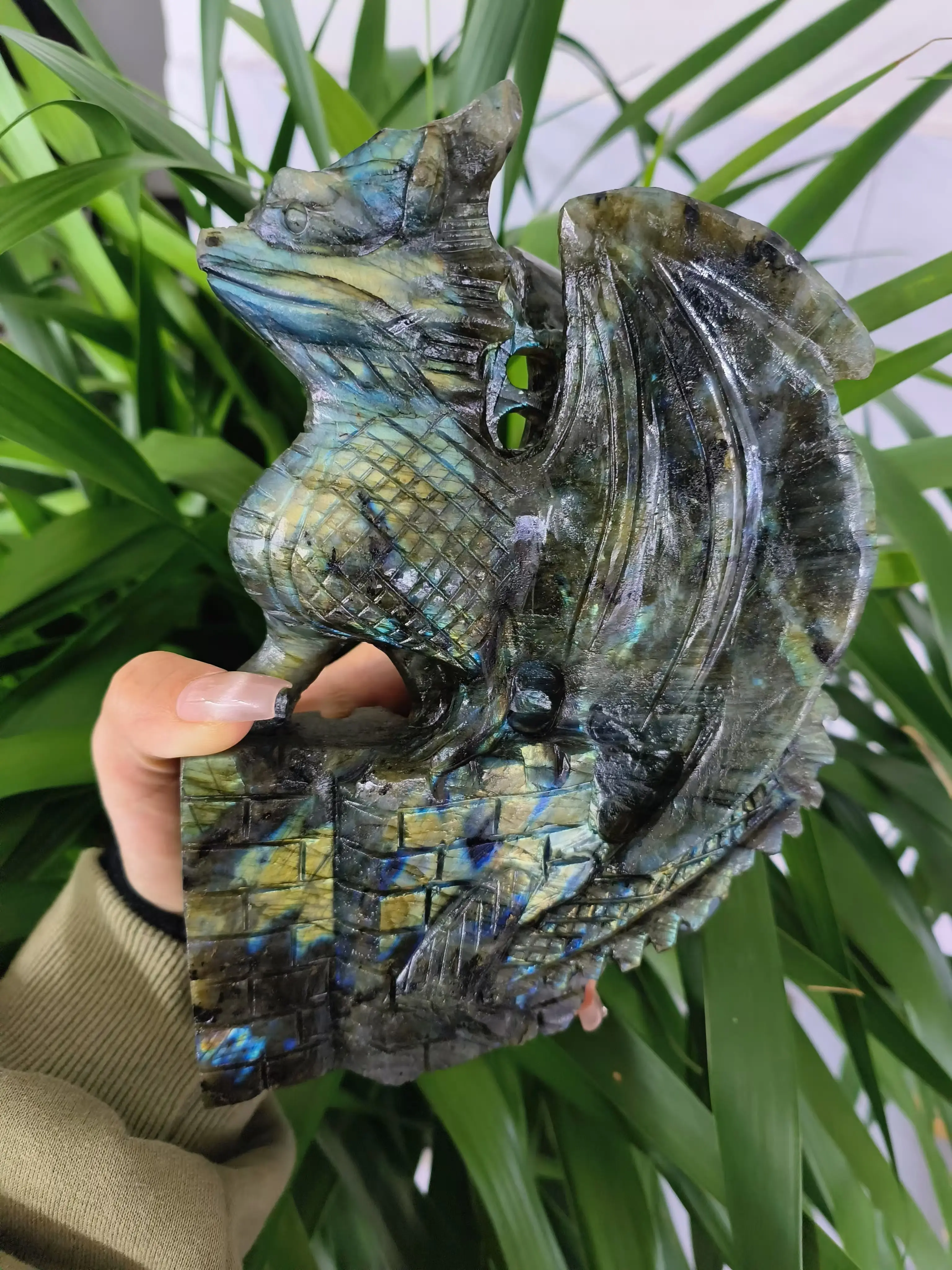 Natural Crystal Labradorite Flying Dragon Statue - Semi-Finished Jewelry Accessory Derivative, Collectible Figure Decor for House, Stone Desktop Figurine for Stress Relief & Enhancing Intuition, Ideal Gift