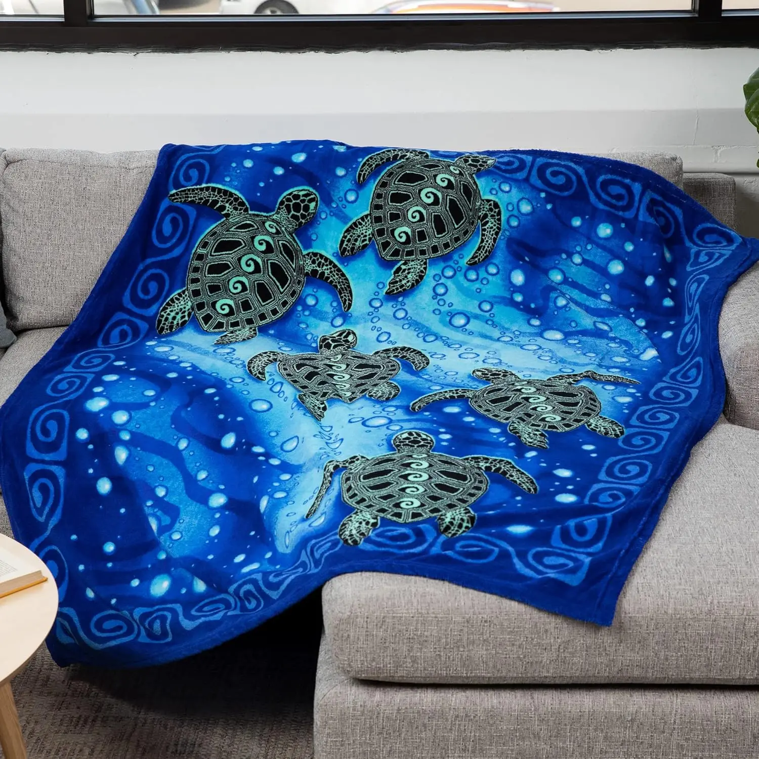 Dawhud Direct Tribal Sea Turtle Breathable Fleece Blanket - 152x127cm/32x48in, Wrinkle Resistant, Soft Plush Throw, Ocean Themed Stuff, Ideal for Adults & Camping, Grandparents Gift