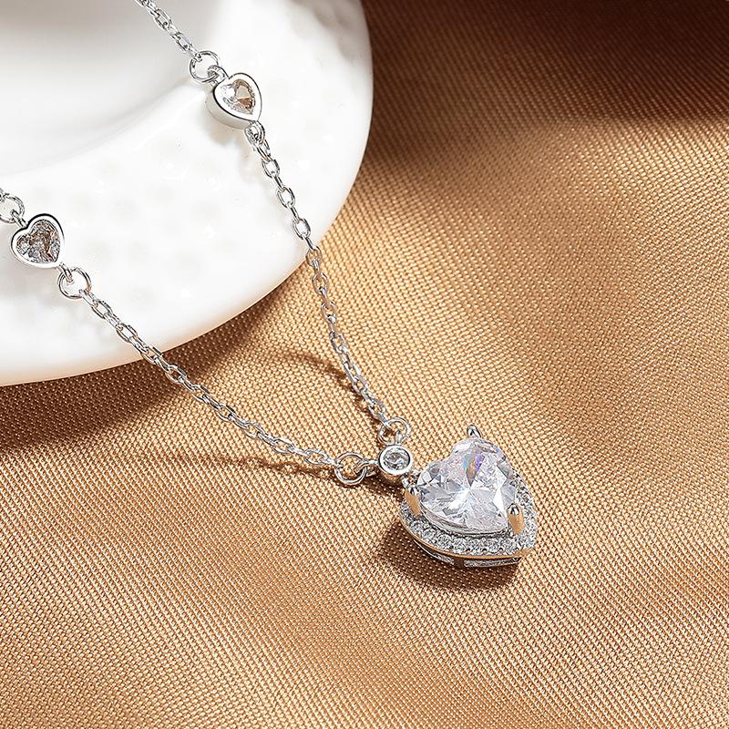 Minimalist Luxury Necklace for Women, Elegant Dainty Pendant Collarbone Chain, Trendy Statement Jewelry, Chic Everyday Accessory & Gift for Her