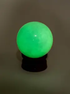 S.Green Night Gem Glow Ornament – Feng Shui Wealth Attractor, Natural Luminescent Stone
