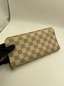 Pre-owned GUCCI Louis Vuitton long wallet in white Damier pattern 97% new with engraved detail 2011 date code. Size: 21.5 × 1 cm