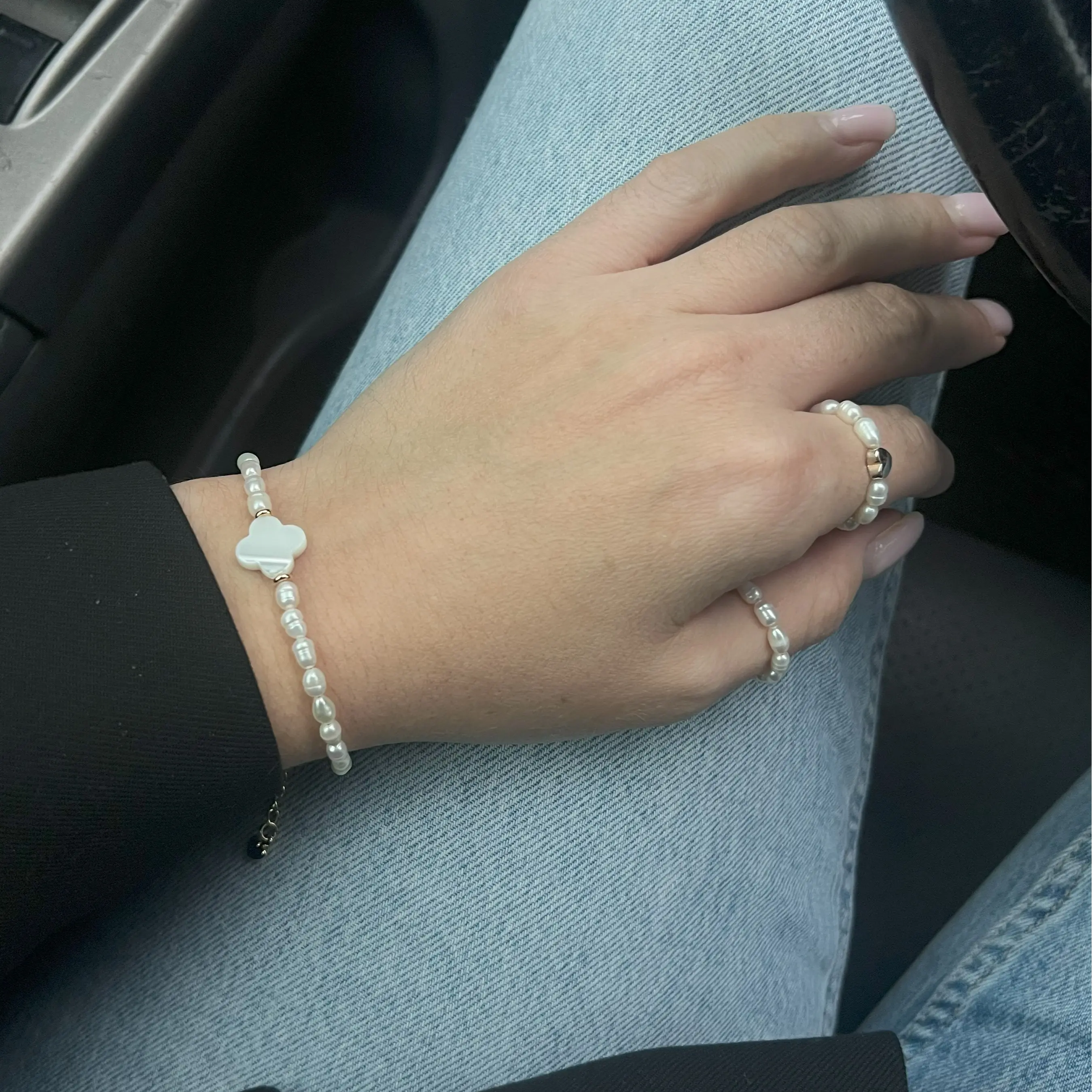 TL Jewelry Pearl bracelet with mother-of-pearl clover pendant for hand, classic. Gift for her