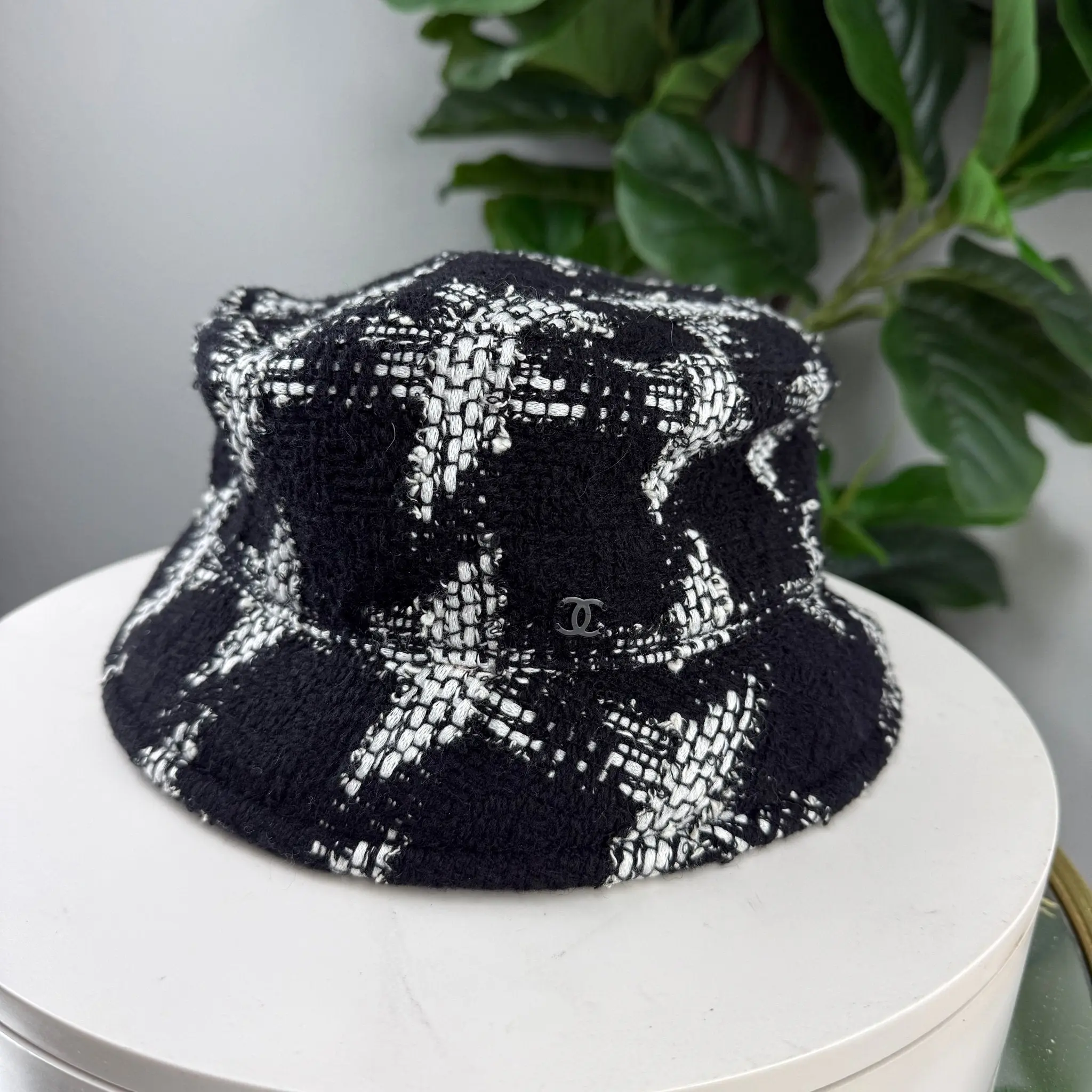 Pre-owned Authentic Chanel CC Tweed Bucket Hat Black & White Houndstooth, Size M
