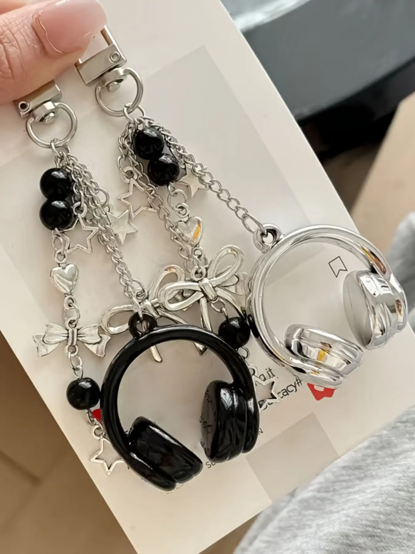 1pc/2pcs Creative 3D Beaded Earphone Keychain, Aesthetic Keychain, Bag Charm, Headset Phone Strap Pendant, Music Headphone Keyring, Phone Chain Unisex Backpack Pendant Hanging Decoration Accessory, Ideal Gift for Friends/Family Black Silver