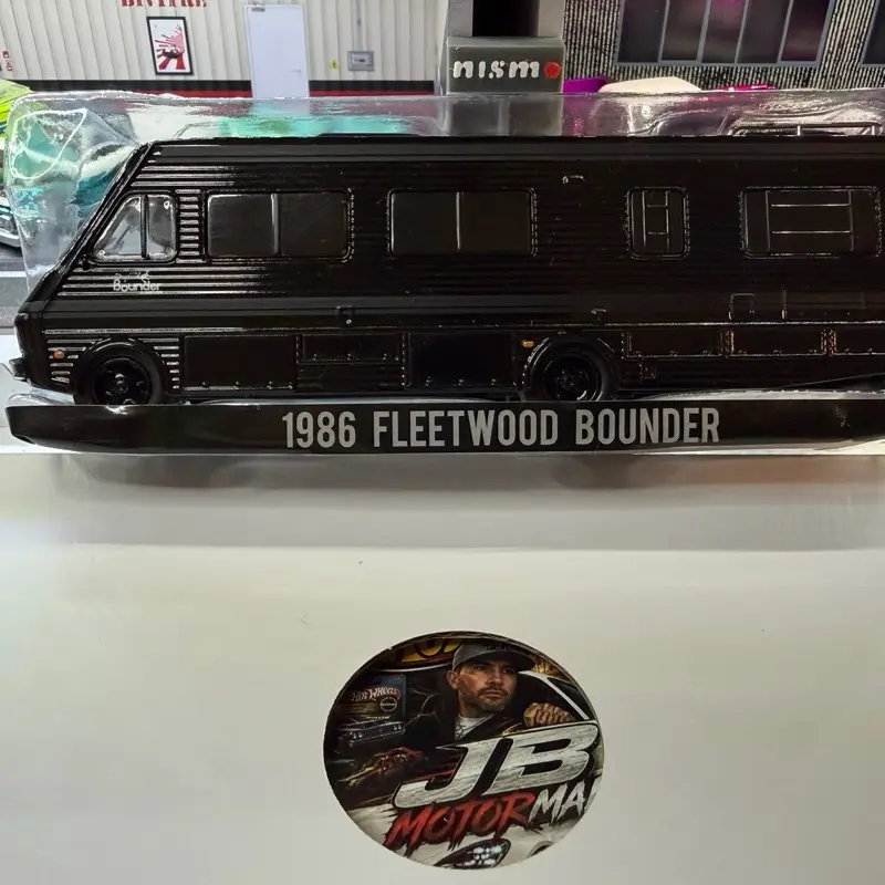 Greenlight 1986 Fleetwood Bounder RV, 1/64 Scale Classic Model Toy Vehicle for Toys & Hobbies Enthusiasts