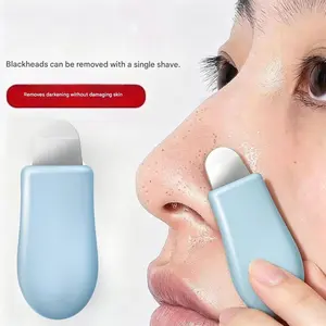 Mini Blackhead Remover Spatula — A Personal Home Skincare Tool for Facial Cleansing and Pore Purification. Deep-Cleansing and Exfoliating Skin Scrubber featuring an Easy-to-Grip Light Blue Handle. A Versatile Pore-Cleaning Accessory Suitable for Use in Al