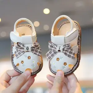 Adorable floral-themed shoes – breathable summer shoes, perfect for babies just starting to walk, with Velcro closures, available in white and pink designs, and "chirping" shoes that make sounds.