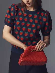 The new strawberry jacquard designs for spring, summer and autumn are cute, with a casual and elegant style. The round-neck pullover sweater and knitted sweater are cute, and the women's top is a pastoral and atmospheric outfit