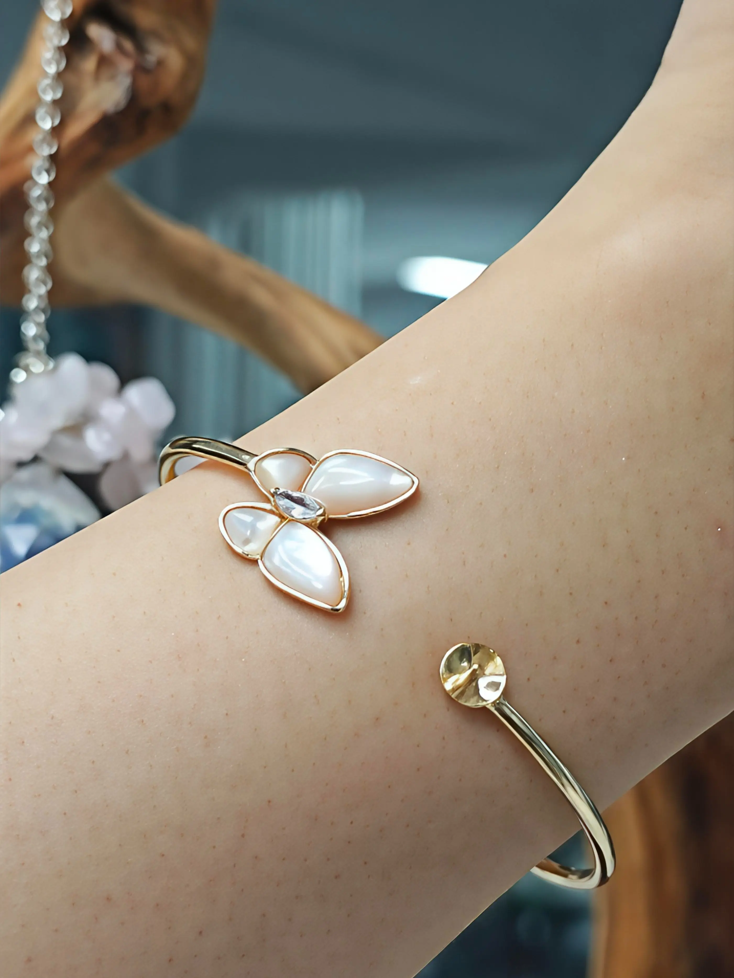 Aileen(16869)gc.Elegant Shell Bangle