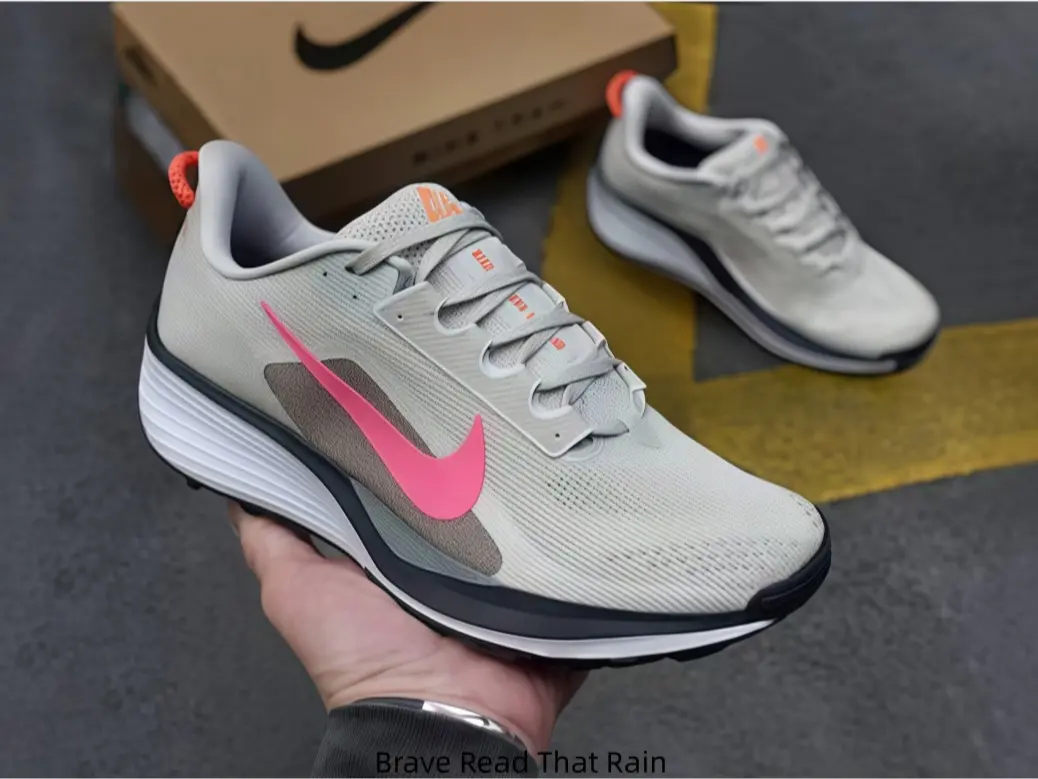 Lightweight streamlined shoe frame alleviates foot soreness from long cross-campus walks, grippy outsoles supply reliable traction for student group casual night jog sessions arranged right after evening class periods.