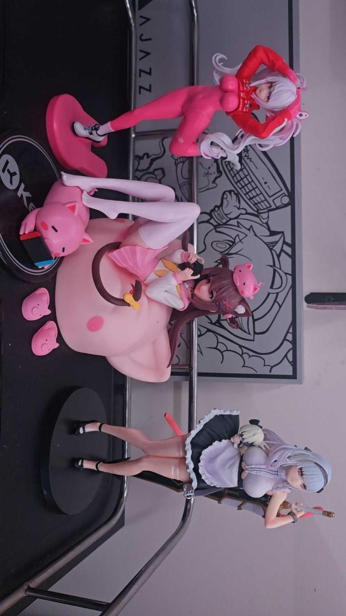 Item: 3 pcs random figure box