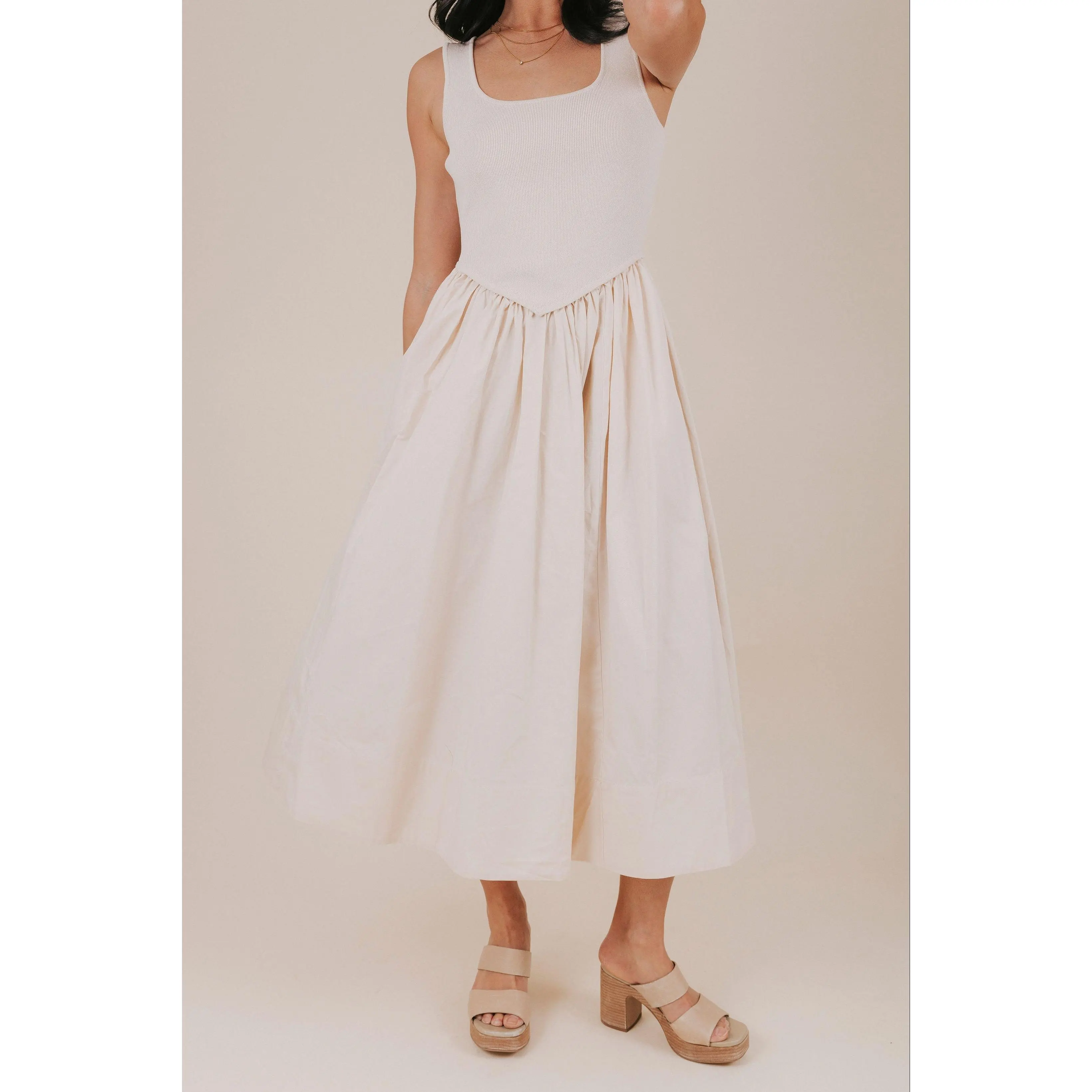 Women's Chic Pocketed Casual Sleeveless Dress - Fitted, Ribbed, Ruched 1-Piece with Functional Pockets, Versatile Fabric (Barefoot-In-The-Sand Vibe), Pocketed Casual Dresses