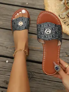 Fashionable flat slippers, elegant and comfortable, suitable for all styles, perfect for daily wear.