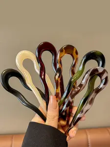 A fashionable and elegant U-shaped wavy hairpin, suitable for daily wear, vacation and dating occasions, and also a surprising and exquisite small gift.