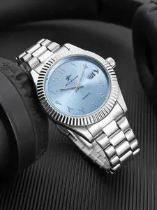 Ice blue dial men's steel strap watch fashionable three-dimensional scale calendar window simple business style quartz watch