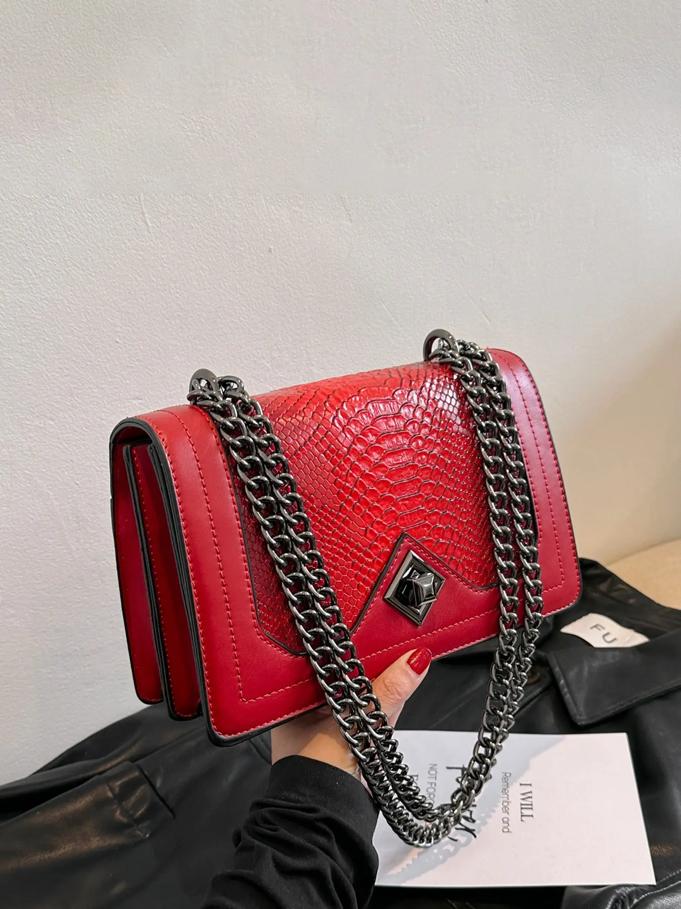 1pc Ladies' PU shoulder bag with snake pattern embossed chain crossbody bag, Crossbody purse, Crossbody bags, paired with gun black chain shoulder strap and pyramid shaped swivel lock, for parties, dates, and special occasions, specially design