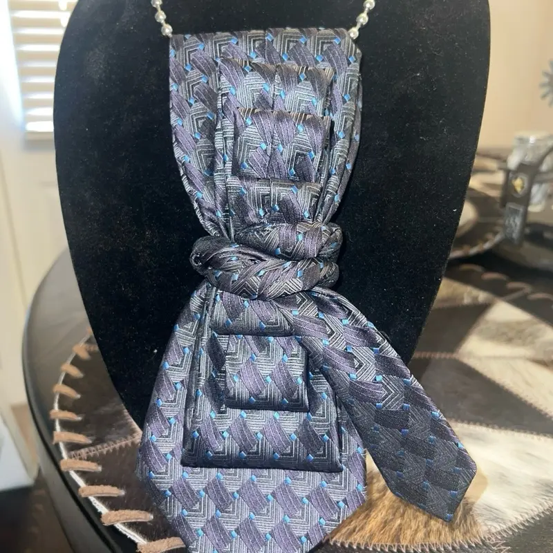 Twisted D Tie