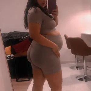 Maternity Women's 2pcs Solid Color Short Sleeve Crop Top & High Waist Skinny Shorts Set, Casual Seamless Round Neck Top & Short Leggings, Two Piece Maternity Outfits for Daily Wear, Maternity Clothing