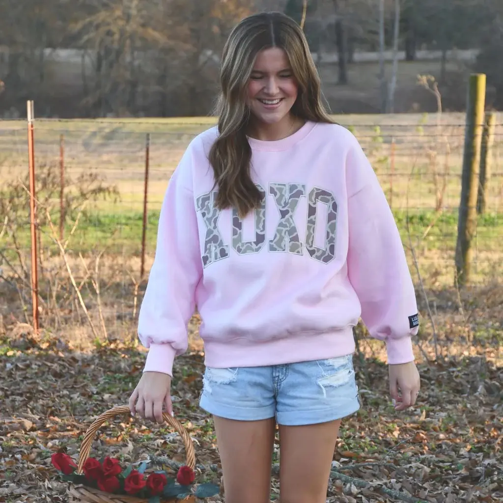 LULU MAC Light Pink XOXO Sweatshirt - Playful Design for Comfort & Style - Perfect for Casual Wear & Layering