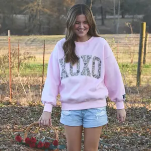 LULU MAC Light Pink XOXO Sweatshirt - Playful Design for Comfort & Style - Perfect for Casual Wear & Layering