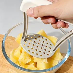 Sturdy plastic hand potato masher – suitable for all kinds of fruits and vegetables, this comfortable-grip masher easily handles ingredients such as sweet potatoes. An essential kitchen tool for efficient grinding.
