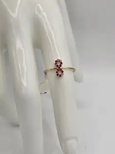 10 k Anillo de estilo infinito con Rubi natural