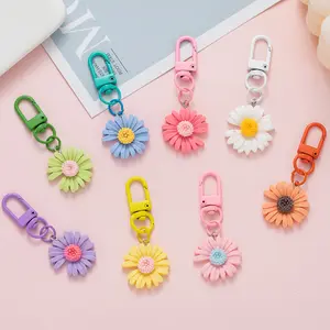 Cute colorful daisy keychain charm – a fresh, minimalist DIY resin accessory perfect for keychains or as a decorative hanging charm for bags.