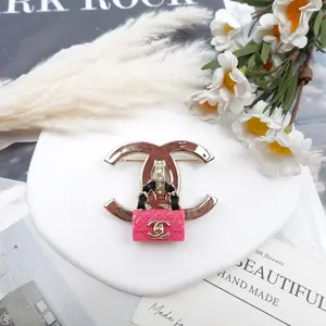 Pre-owned Chanel Gold Resin Brooch T20385672