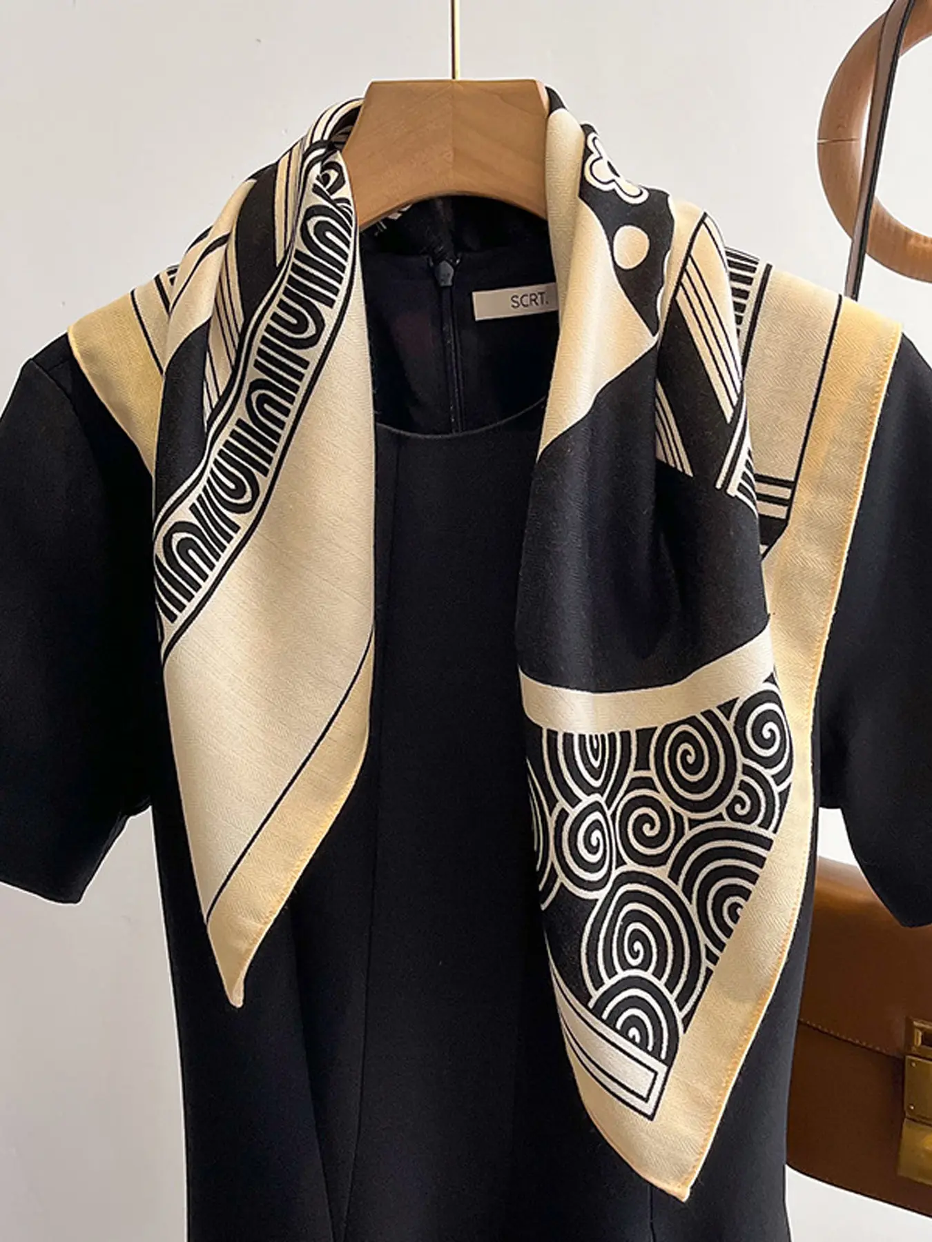 Fashionable Geometric Print Scarf, Colorblock Design, Warm Neck Warmer Shawl, Versatile Silk Scarf for Women & Men