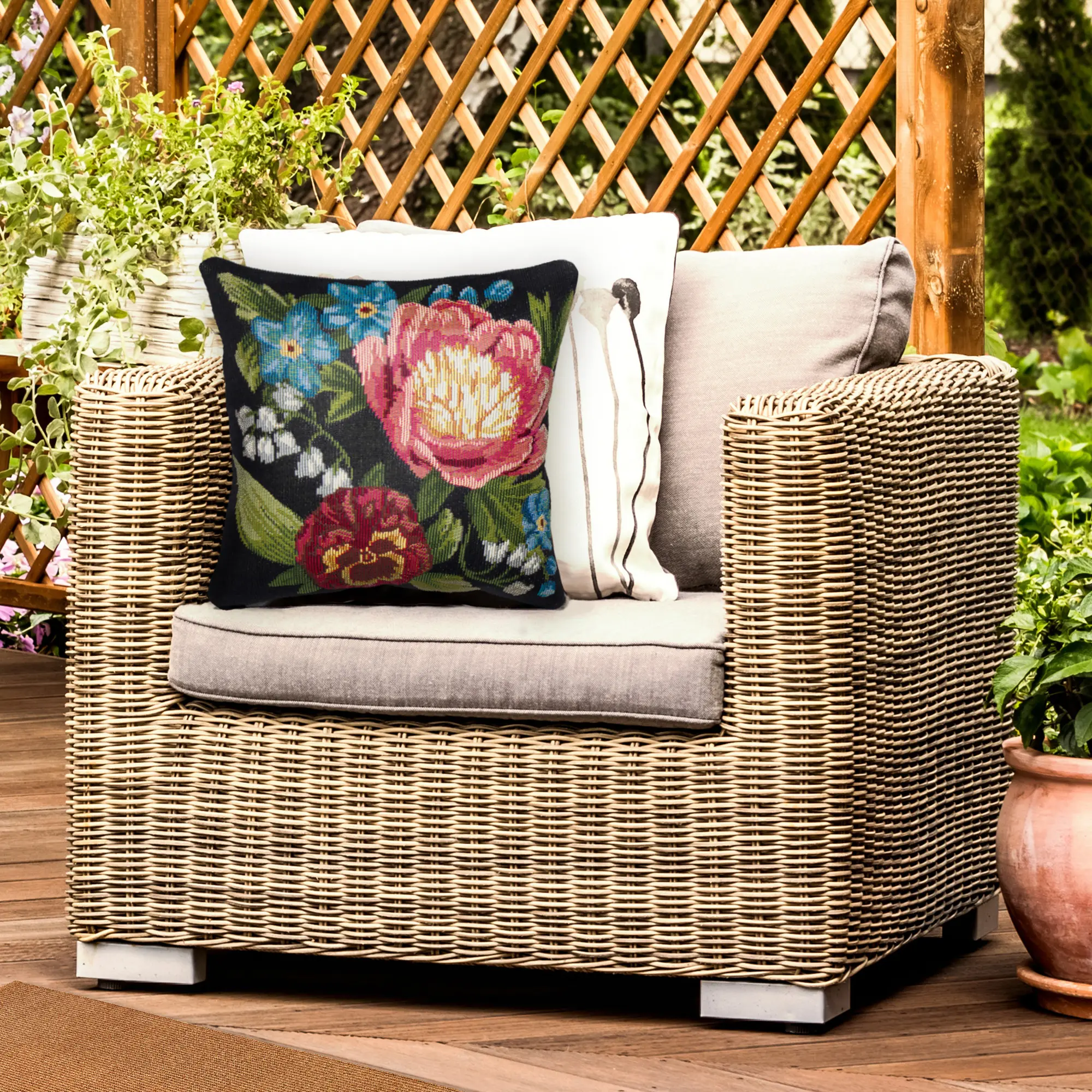 Lush Decor MARINA Indoor/Outdoor Power Loomed Easy Care Polyester Blend Pillow - Traditional Look, Graphic Botanical Floral Accent, All Seasons, Cushion for Porch, Replacement Cushion (Secret Garden)