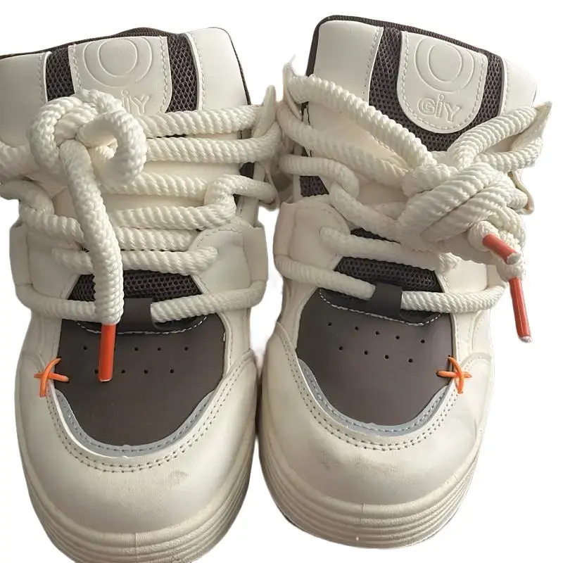 Zapatos muy comodos - White and Gray Shoes with Unique Design Features