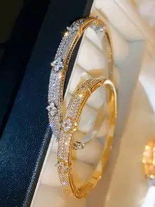 A zircon four-leaf clover design bracelet, women's minimalist luxury style bracelet, suitable for weddings and parties, Stretch Multilayered Bangles