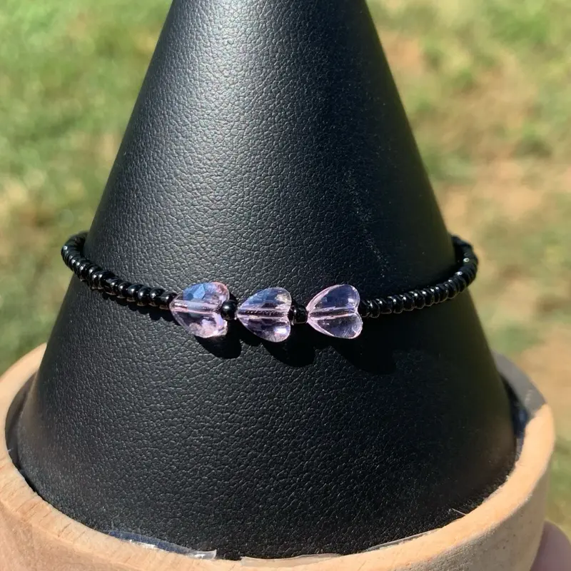 Iridescent Pink Heart Bracelet - Beaded Bracelet with Pink Hearts on Black Beads - pulsera con corazones