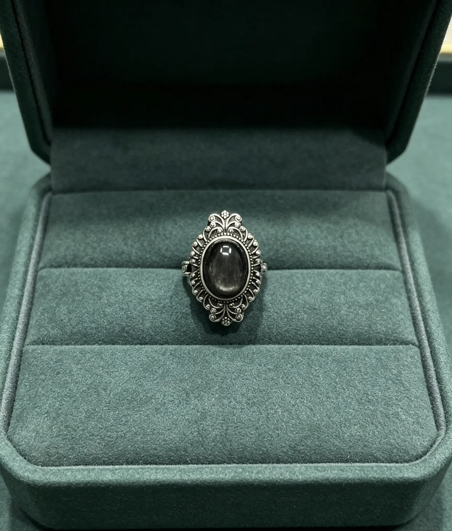 Nori(20671)gc.Vintage obsidian locket ring with exquisite carved frame and open‑able design.