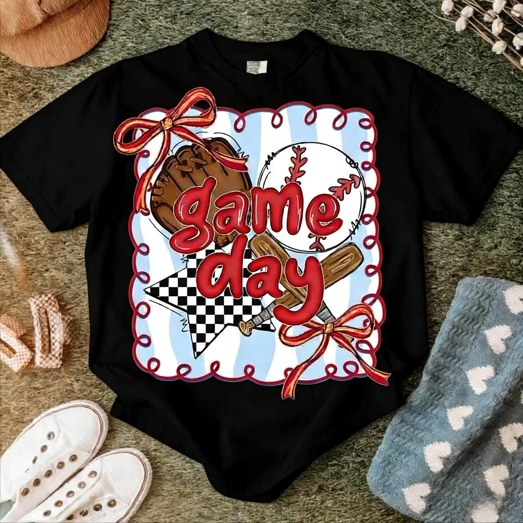 Game Day Baseball Coquette Graphic T-Shirt, Retro Checkerboard Bow Baseball Print Tee, Oversized  Style Shirt, Cute Casual Short Sleeve Top, Trendy Game Day Aesthetic Cotton Tee for Baseball Fans and Sporty Game Day Outfit Enthusiasts