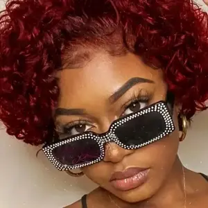 13x1 Perruque Coupe Pixie à Dentelle Avant - Rouge Vibrant 99J, Style Ondulé Bouclé Vague d'Eau, Cheveux Humains 100% Remy, Ligne de Cheveux Naturelle Pré-Epilée avec Cheveux, Ajustement Confortable et Réglable pour Femmes