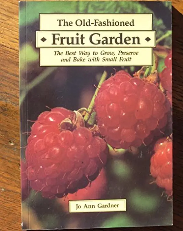 USED Book - Old-Fashioned Fruit Garden: The Best Way to Grow, Preserve and Bake With Small Fruit by Jo Ann Gardner (Paperback) - english