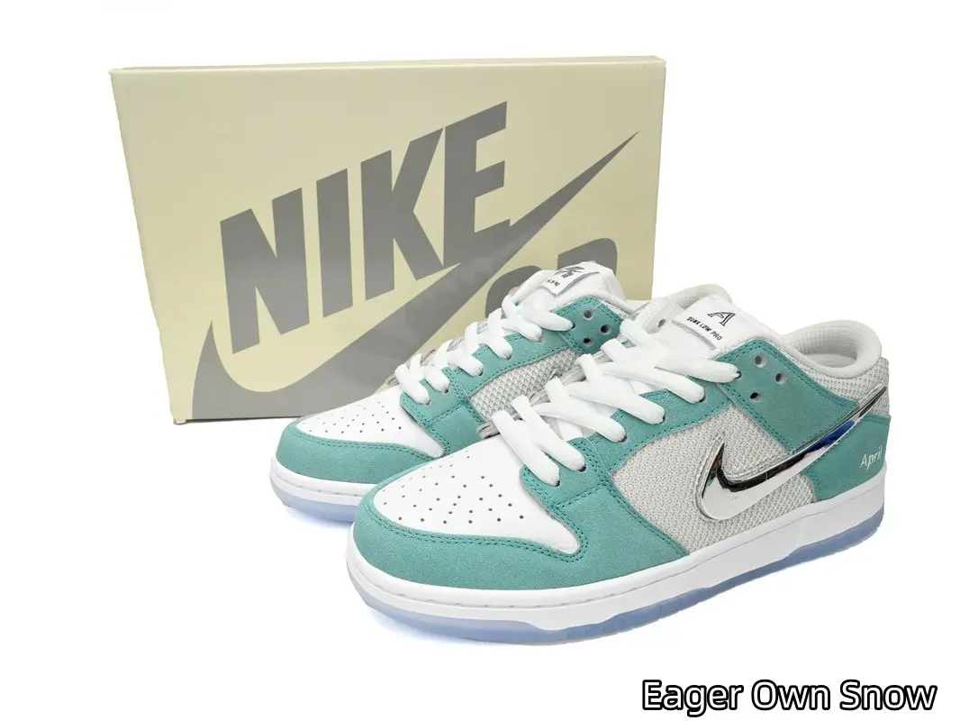 Mesh Breathable Flat Skateboard Sneakers | Dual Material Woven Air Mesh & Pastel Blue Suede Patchwork | Shiny Gradient Metallic Side Detail | Slip Resistant Transparent Rubber Bottom | Multi-Scene Daily Commute & Skate Casual Footwear