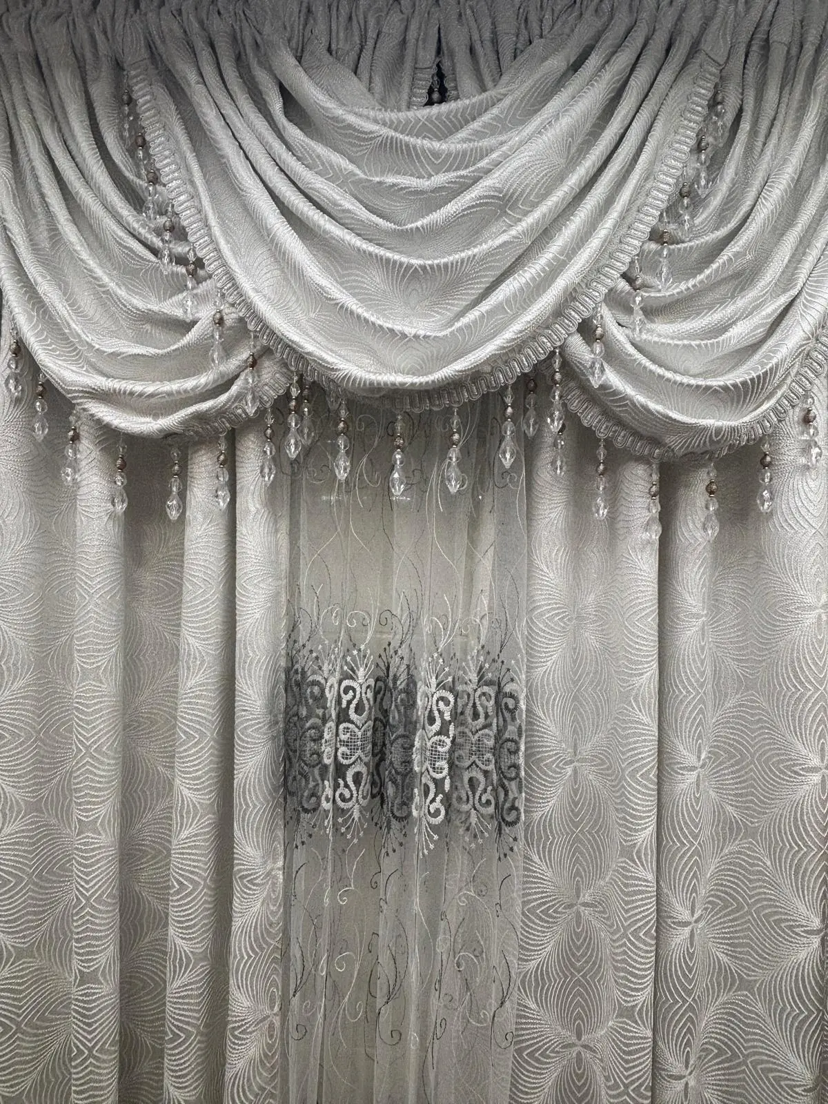 Margo 6-Piece Luxury Curtain Set With Amy Center Panel – White