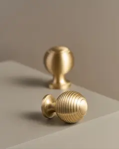 HARRINGTON FLUTED GLOBE KNOB IN BRUSHED BRASS