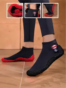 Men wear fitness yoga barefoot shoes, with widened toe caps that soft wrap around the foot shape and warm and comfortable lining. They are suitable for indoor home yoga casual wear, fitness training, swimming yoga and other sports scenes