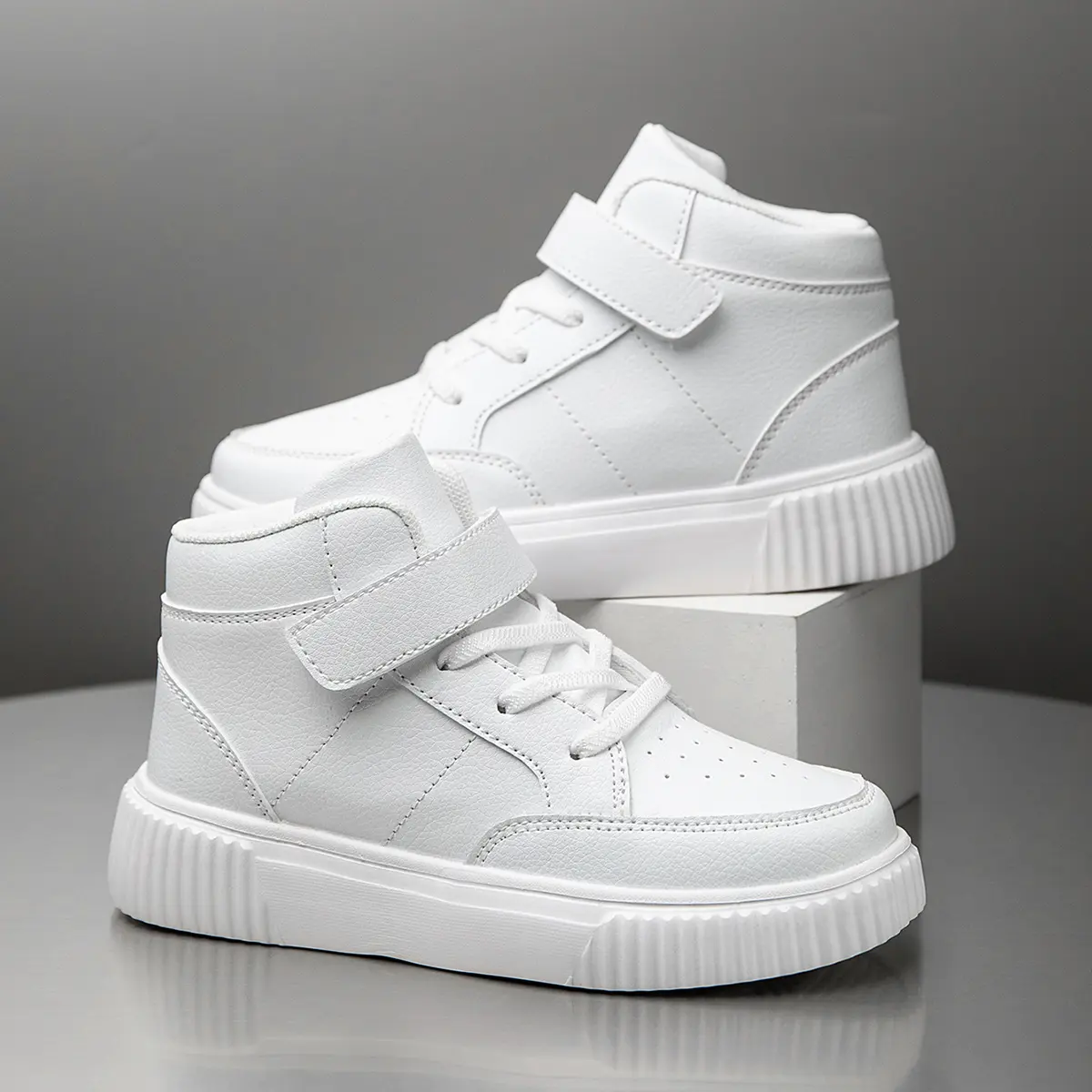 1 pair of children’s athletic shoes, white colorblock fashion versatile kids’ flat shoes, lightweight and comfortable running shoes for boys and girls
